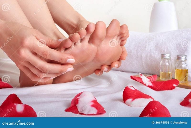 The Perfect Present: Why Present Cards for Massage Therapy Make Great Presents